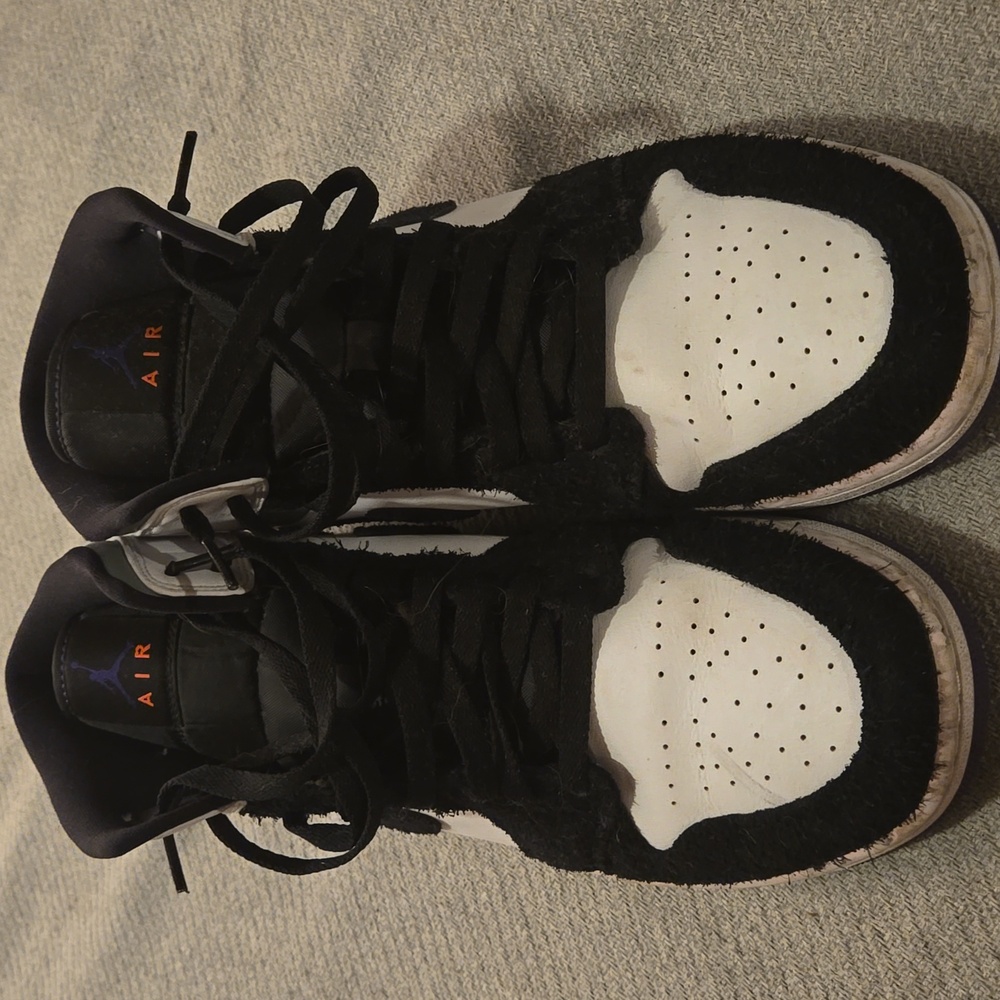 Jordan 1 size 11 mid purple, black white - Picture 4 of 4